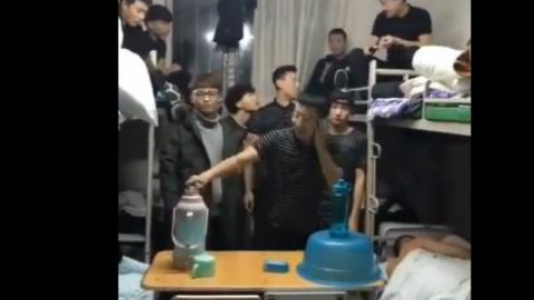 这宿舍好像有亮点啊