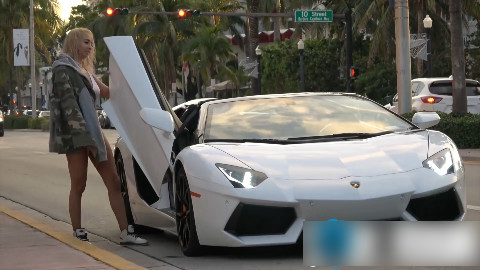 【恶作剧】路人用优步打车竟然叫来一辆兰博基尼,妹子忍不住要约车主