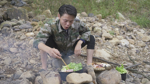 农村小伙说往火锅里加石头,烫出来的猪肉特别嫩,特别好吃!