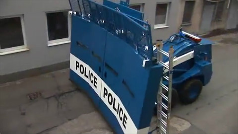 美国警方专用防暴车,一个盾牌挡住一条街巷,来个瓮中捉鳖