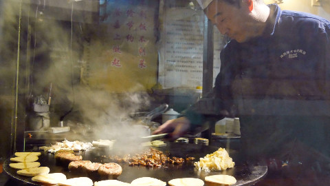 这是我见过最薄的烤五花肉,肉烤100秒就能吃,刷上酱汁儿,滋啦滋啦满嘴香!