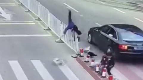 作死!高速醉驾不系安全带,他开车门掉在地上被撞死