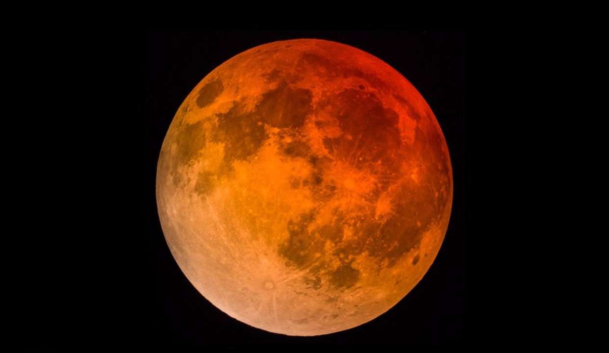 中国将现150年一遇血月奇观!为什么月亮会变成红色?