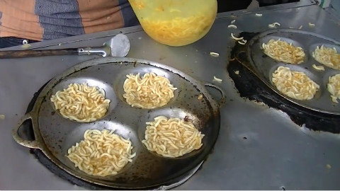 印度创意街头美食——煎方便面,想回家试做一下