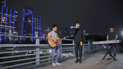 开口跪系列,谷坚翻唱《只是太爱你》戳心歌词配上磁性嗓音,心碎了
