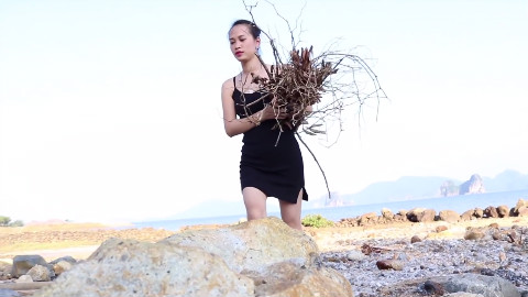 越南妹子野外做烤鱼