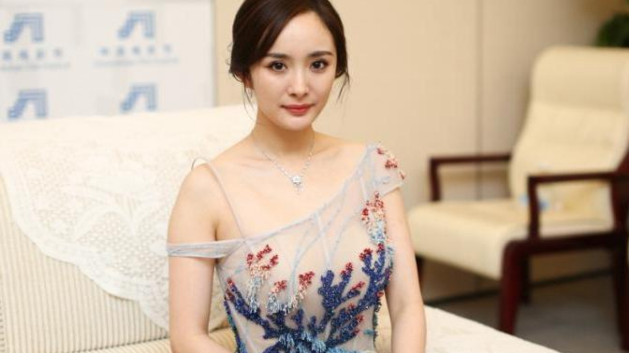 女明星穿衣不能自己做主,赵丽颖满屏尴尬,带货女王杨幂都沦陷了