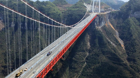 中国造世界最高桥梁,160吨钢架梁斜拉桥200层楼高,横跨峡谷1340米