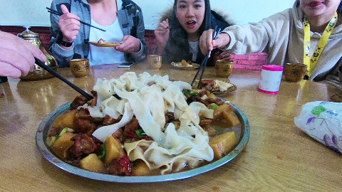 新疆吃98元的大盘鸡,肉量十足,面条太香,5个人吃到撑!
