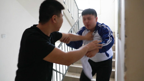 爸爸看到儿子坐在家门口不敢回家,儿子一句话爸爸也不回家了