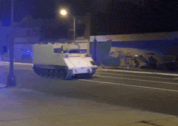 美国士兵偷了辆装甲车一路狂飙,警察跟着追了96公里