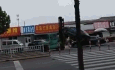 叉车男大闹街头被警方击毙