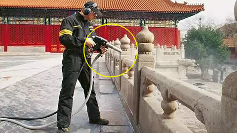 清洗故宫的水枪,不用清洁剂,一冲立刻变干净,这速度看着好舒服