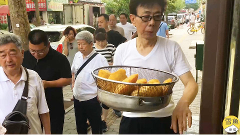 人均8元的早餐店,火爆25年!农村4兄妹做大肉烧饼,3间屋不够用
