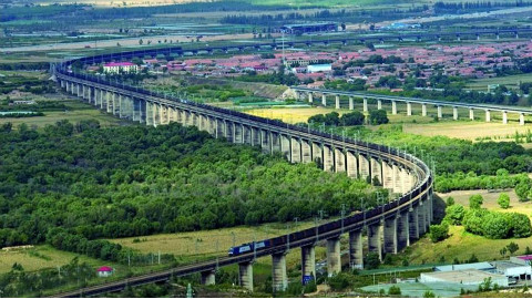 中国“最长”的火车:约4000米长有四个火车头,一眼看不到车尾!