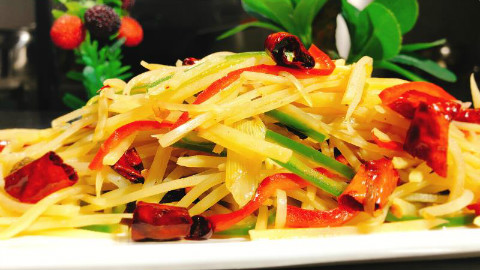 怎么能炒出饭店味道的酸辣土豆丝?原料来是少了这些关键步骤