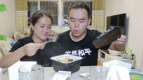 试吃最清淡自热火锅“寿喜锅”,麻辣口味吃腻了是不是该换换口味了