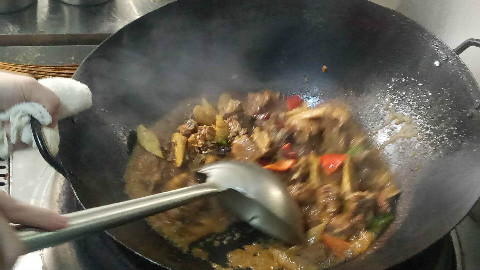排骨的特色做法,比红烧排骨好吃的多,肉嫩多汁真下饭