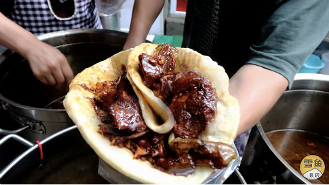 大叔摆4个大桶卖早餐,3个菜半斤肉卖12块钱!顾客赞叹吃一个管一天不饿