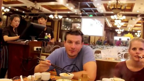 初体验,辣哭了!老外在重庆吃麻辣火锅 【龙腾网字幕组】