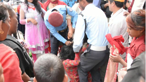 离婚是不可能离婚的,尼泊尔妇女被丈夫当街打骂只能忍气吞声
