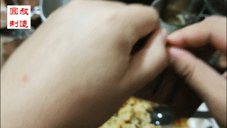 军粮试吃:解放军单兵自热里最奢侈的零食蓝莓干!咖喱鸡丁饭
