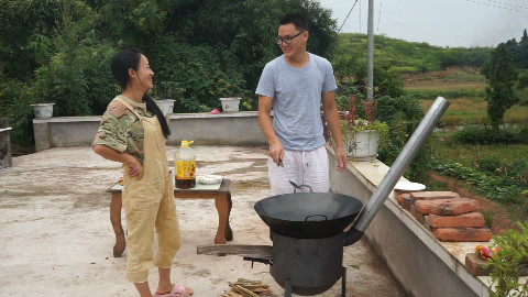 二娃用大锅灶做美食,这个做法简直没谁了,直接把小妹笑得肚子疼