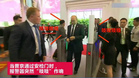 普京在新加坡参会时走过安检门,报警器突然响了...