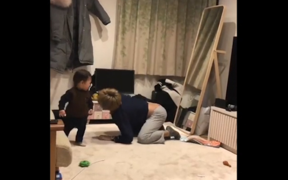 当爸爸开始带孩子,妈妈就有了两个孩子..