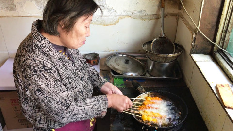 天津老太卖炸串30年,人均20多元!早一分钟不开门,顾客在门外等