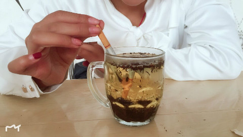 大家有没有这样的疑问?香烟泡水喝,到底什么味道?