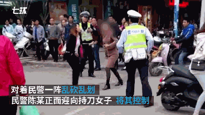 女子当街持刀砍交警,被正面抱摔制服