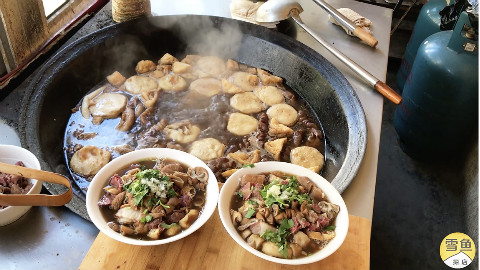 大叔卖北京卤煮10年,剁一碗五花肉、肥肠、猪肺15元!看着流口水
