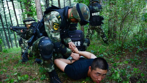 连杀11人!每晚睡坟墓逃脱警察追捕,中国第一悍匪智商有多恐怖