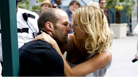 他刚出生就是满脸皱纹的老头越活越年轻死的时候变成