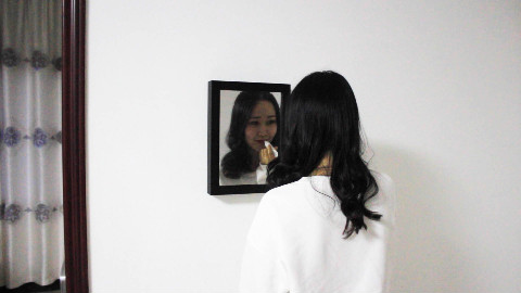 万圣节送女友这样一面镜子,她直接把我拉黑