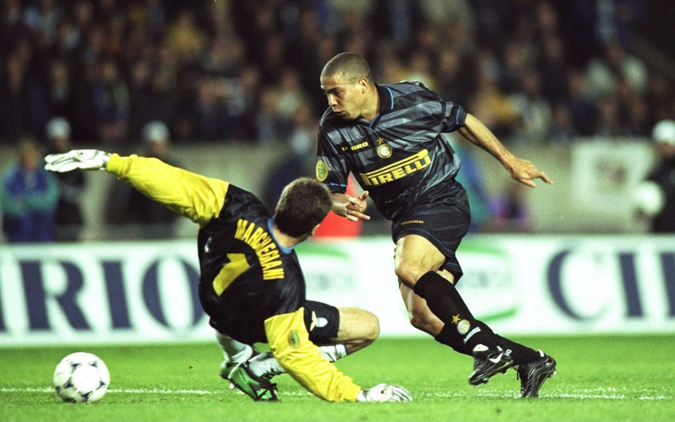 单刀球只服罗纳尔多,外星人都是晃倒门将打空门