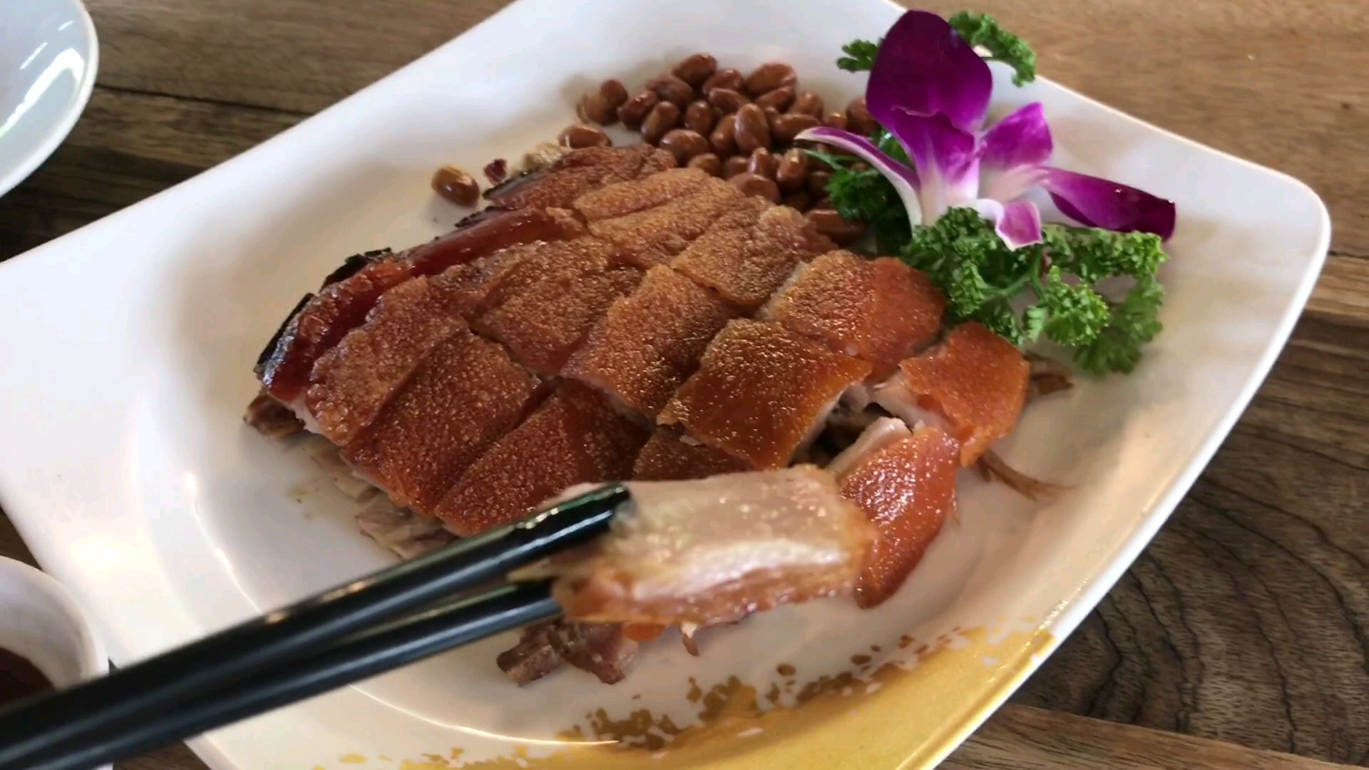 台湾街头美食-脆皮烤猪 烧烤乳猪切块