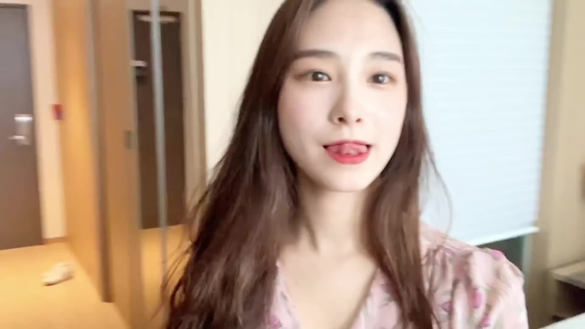 小姐姐约我去海边玩,连房间都开好你们说我要不要去?