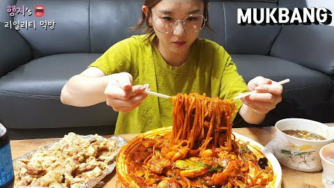 韩国小姐姐真实吃播:)海鲜炒面吃播!!虽然很辣但是太好吃了 让我停不下来....(ft. 糖醋肉)