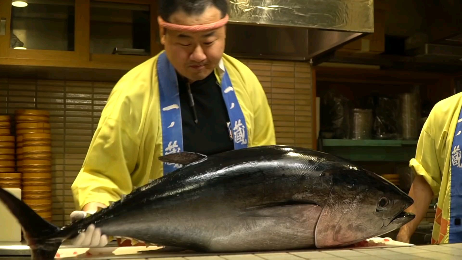 日本街头美食-日本东京的巨型蓝鳍金枪鱼炸鱼生鱼片