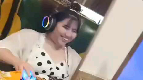 对面坐着一个萝莉音小姐姐 不知道怎么搭讪