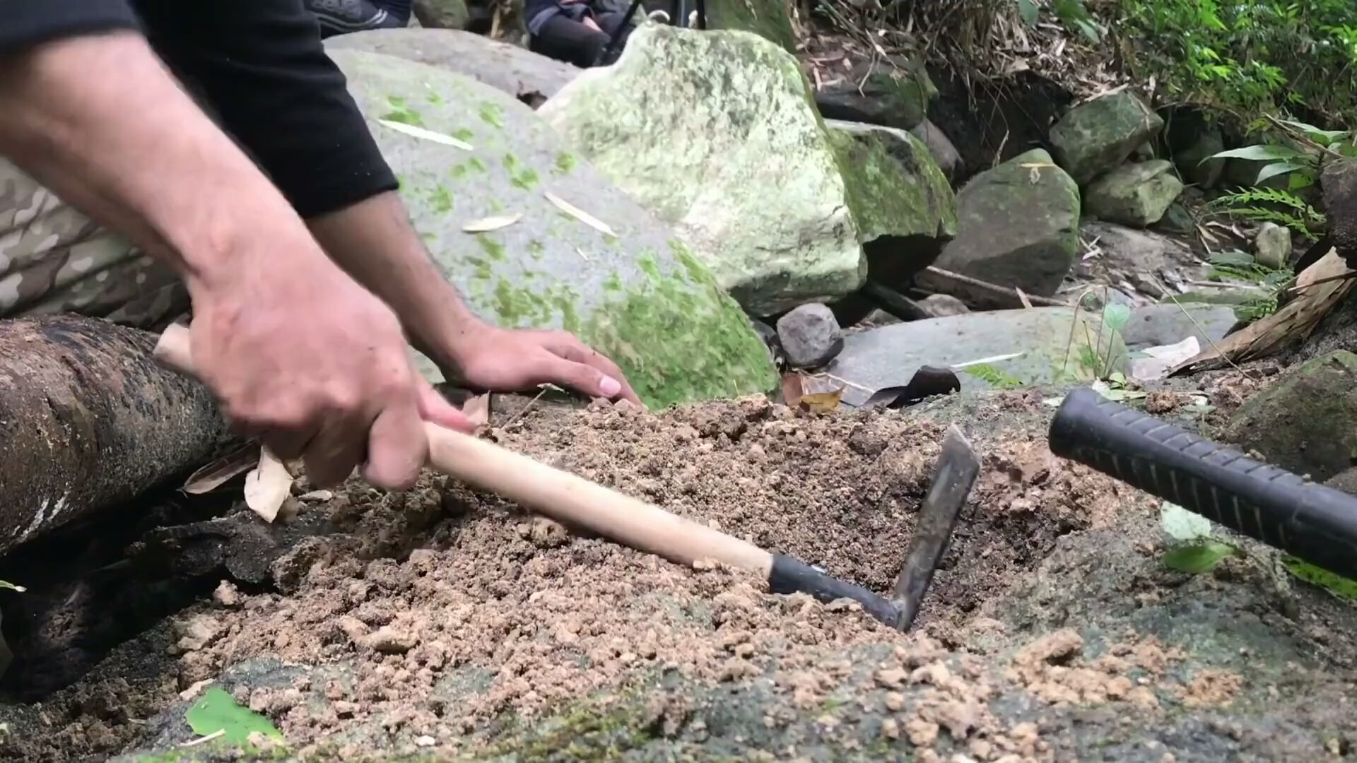 你们猜一下在挖什么宝贝