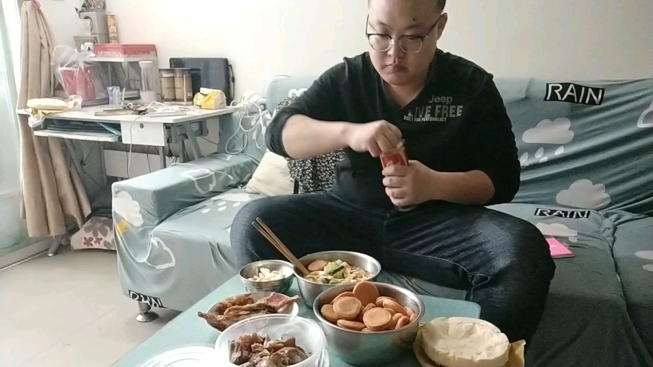 回家做了羊油面条,一斤猪头肉,还有各种乱七八糟的吃的