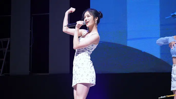 小姐姐唱歌跳舞