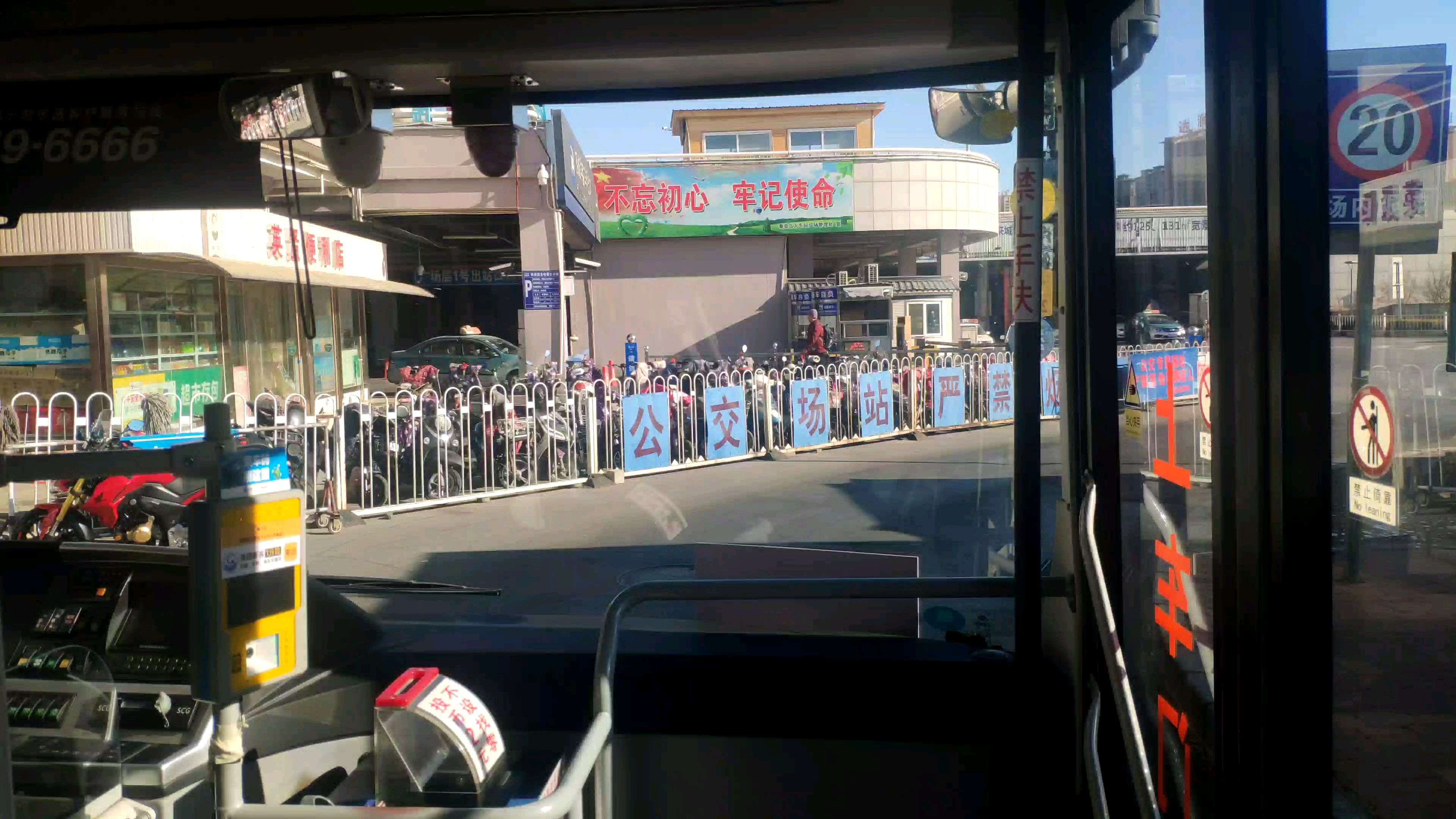 上海地铁3号线进入水产路站开往上海南站方向