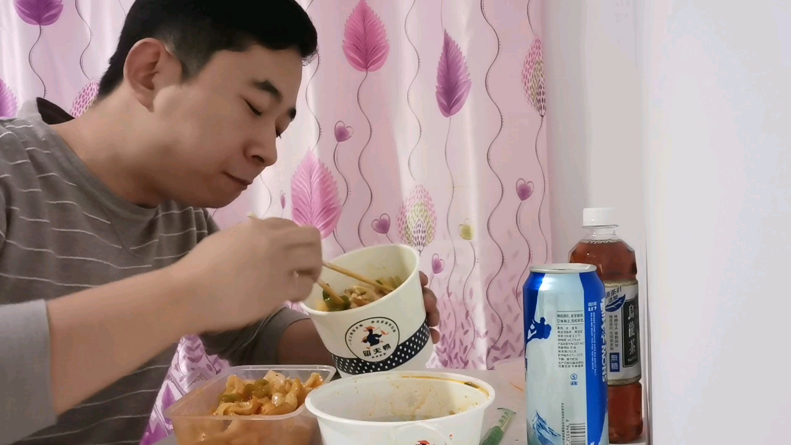 拌菜炒刀削面,加啤酒,吃的太过瘾了,就是有点贵,这顿饭花了60多