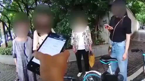 正常执法民警遭到女拳师对质!