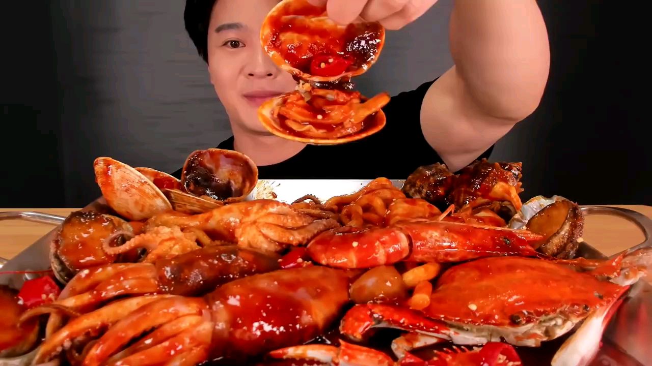 【chihun】辣海鲜和鸡腿。 鱿鱼,章鱼,鲍鱼,虾,蛤,蟹
