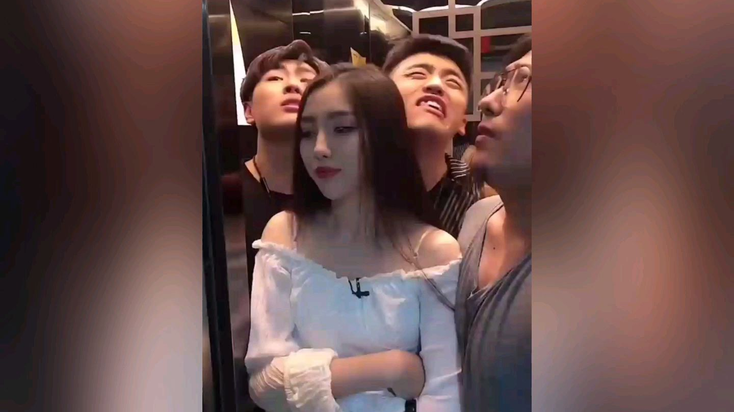 电梯里就没人,你们都挤在小姐姐旁边干嘛?